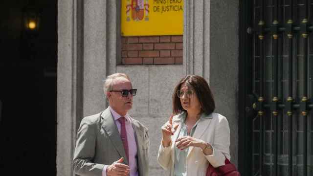 La presidenta de la APM, María Jesús del Barco, con el vocal del CGPJ Gerardo Martínez Tristán, el pasado día 3 en la puerta del Ministerio de Justicia./