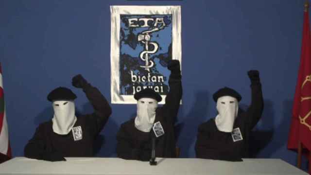 Miembros encapuchados de ETA en el anuncio del fin de la banda.