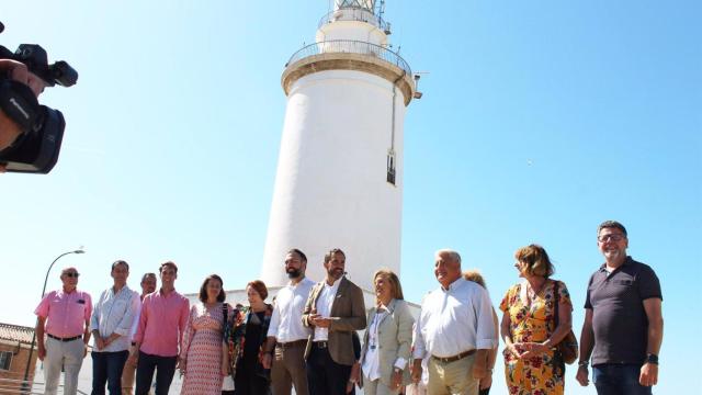 El candidato del PSOE a la Alcaldía de Málaga, Daniel Pérez, junto a miembros de la candidatura socialista en el entorno de la Farola de Málaga.