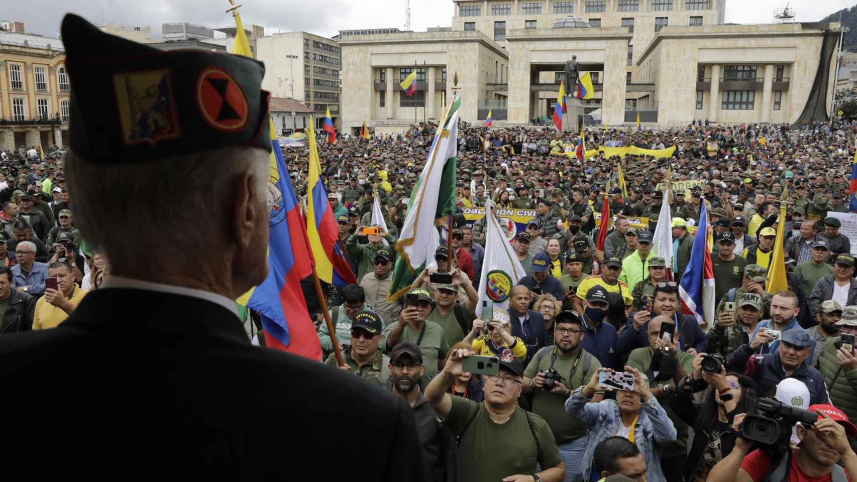 Militares y policías se concentraron en la Plaza de Bolívar para manifestarse en contra del presidente de Colombia, Gustavo Petro.