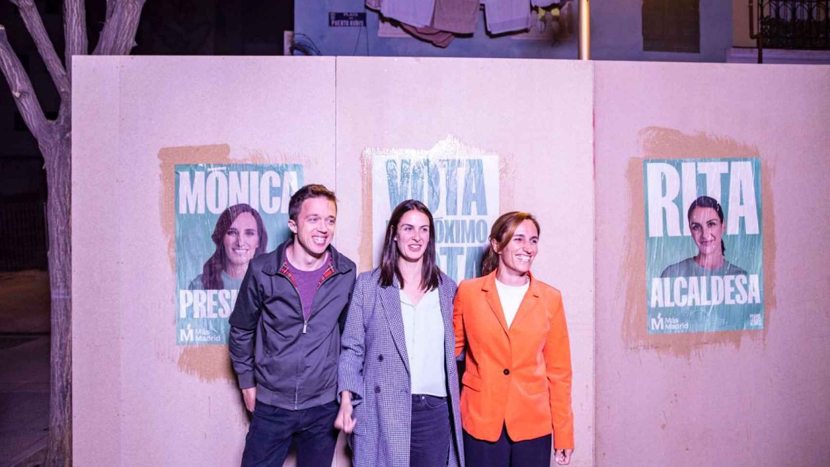 Íñigo Errejón, Rita Maestre y Mónica García en la pegada de carteles de Más Madrid, en la madrugada de este viernes en Puente de Vallecas.