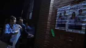 Alejandra Jacinto, candidata de Podemos a la presidencia de la Comunidad, y Roberto Sotomayor, candidato a la alcaldía de Madrid, durante la pegada de carteles.