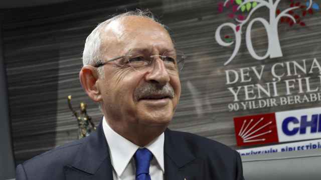 El opositor Kemal Kiliçdaroglu, que según los sondeos tiene posibilidades de derrotar este domingo en las urnas al actual mandatario, Recep Tayyip Erdogan, en un acto electoral.