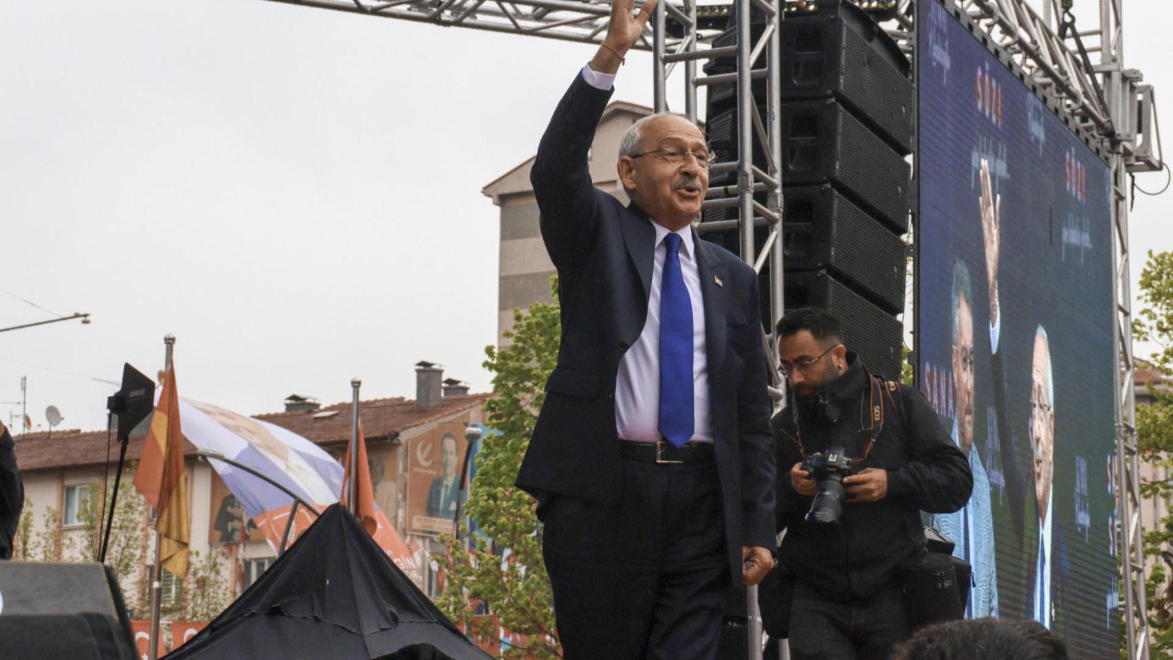 El opositor Kemal Kiliçdaroglu, que según los sondeos tiene posibilidades de derrotar este domingo en las urnas al actual mandatario, Recep Tayyip Erdogan, en un acto electoral.