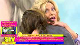 Carmen Alcayde llora sobre el hombro de Lydia Lozano en 'Sálvame'.