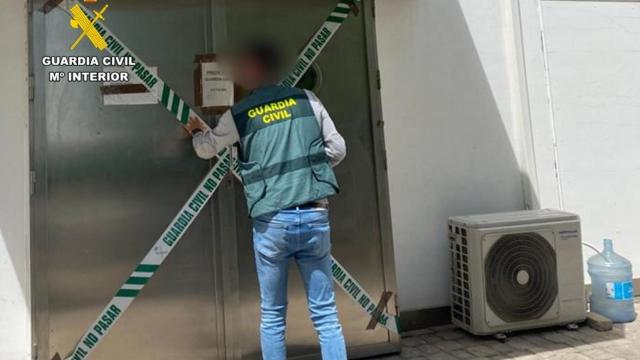 Clausura del club cannábico en Almoradí por parte de la Guardia Civil.