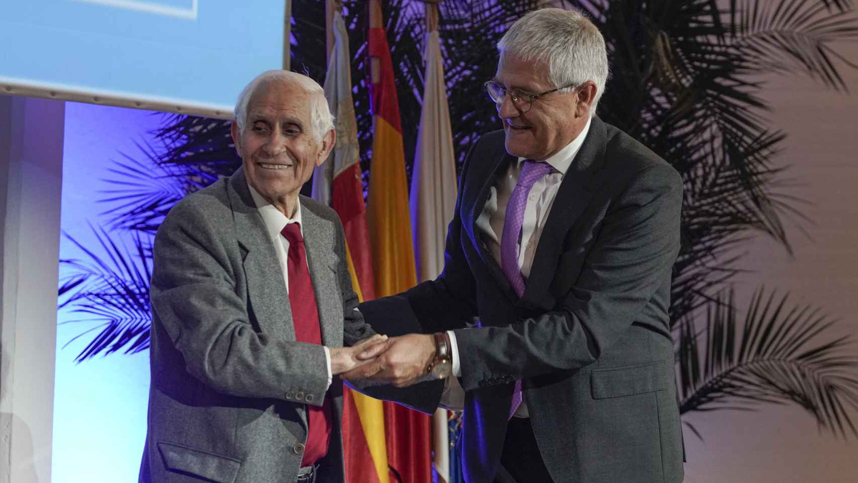 El doctor Juan Bautista Lloret Martí recoge su diploma de Bodas de platino en el 125 aniversario del COMA.