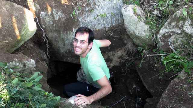 Pablo Suárez, a punto de meterse en una cueva excavada en yesos del Mioceno de Sicilia.