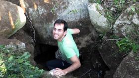 Pablo Suárez, a punto de meterse en una cueva excavada en yesos del Mioceno de Sicilia.