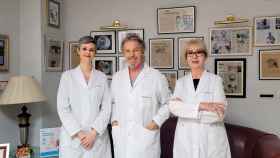 El doctor Jan Tesarik, junto con las doctoras Carmen Mendoza y Raquel Mendoza, en su clínica.