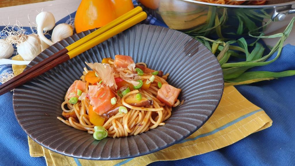 Yakisoba con salmón, un plato rápido con todos los sabores de Japón