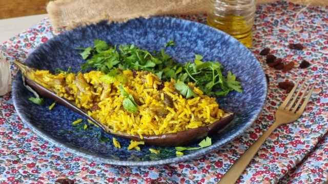 Berenjenas rellenas de arroz al curry, una receta para comer tanto fría como caliente