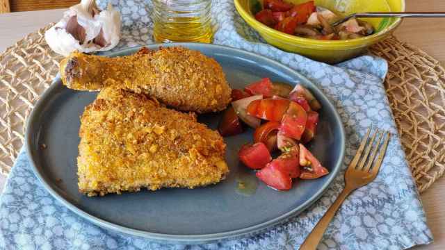 Pollo con costra de parmesano y ensalada de tomates, un plato completo para el día a día
