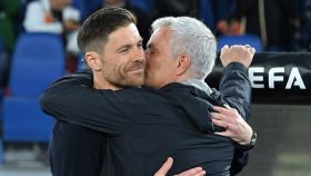 José Mourinho y Xabi Alonso se funden en un sentido abrazo.