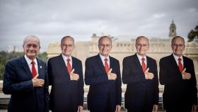 El alcalde de Málaga, Francisco de la Torre, con todos sus hologramas de cartón que había en el Ayuntamiento.