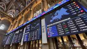 Una pantalla en la que se ven las cotizaciones de diferentes índices europeos en el interior del Palacio de la Bolsa de Madrid.