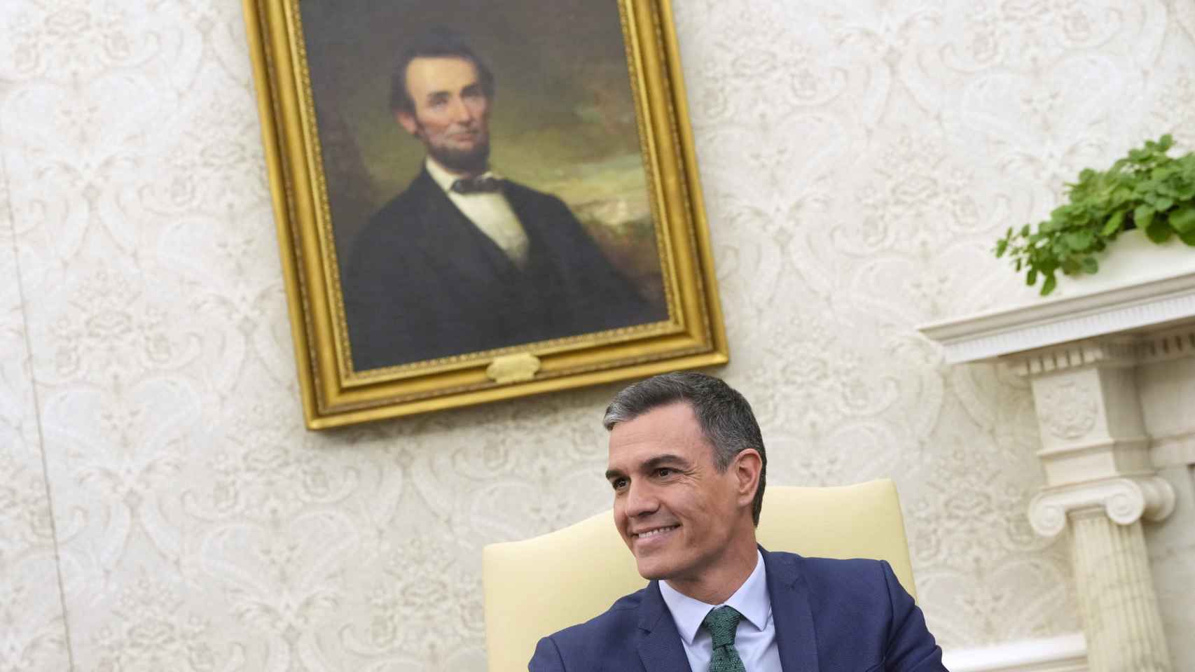 Pedro Sánchez en la Casa Blanca bajo un retrato de Abraham Lincoln.