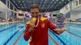 El alicantino Nacho Peral celebra su triunfo sobre la piscina donde lo ha logrado.