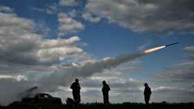 Militares ucranianos disparan un cohete hacia las tropas rusas cerca de una línea de frente en la región de Zaporiya.