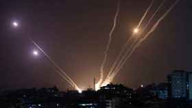 Cohetes lanzados desde Gaza hacia Israel durante un intercambio de ataques, 13 de mayo de 2023.