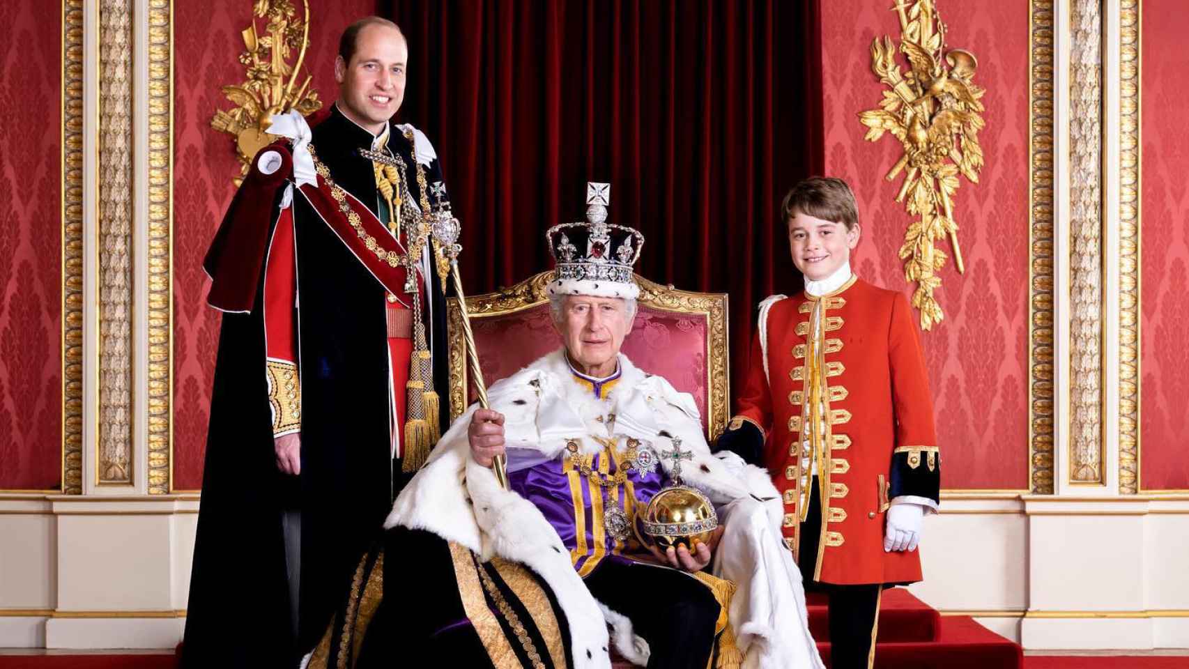 El rey Carlos III junto a su hijo y su nieto el día de su coronación.