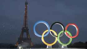 La torre Eiffel de fondo junto a los aros olímpicos.