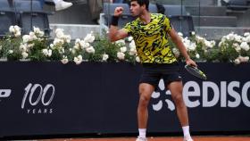 Carlos Alcaraz celebra un punto ganado en Roma