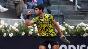 Carlos Alcaraz celebra un punto ganado en Roma