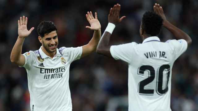 Celebración de Marco Asensio y Vinicius tras el gol del Real Madrid.