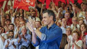 El presidente Pedro Sánchez este sábado en Sevilla, en su primer mitin de la campaña oficial.