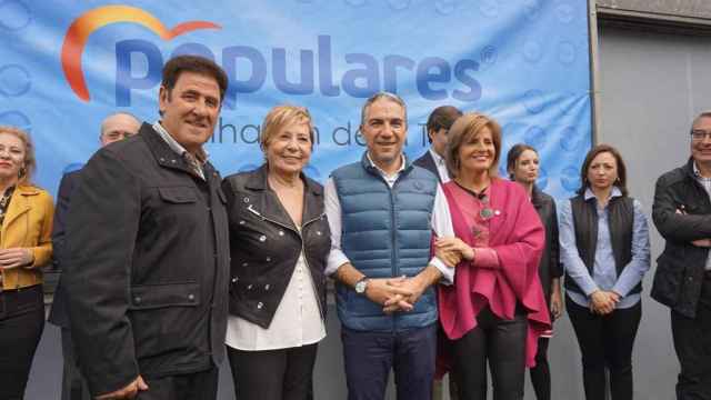 Imagen de archivo de Manuel Robles, alcalde de Comares, con los populares Celia Villalobos, Elías Bendodo y Esperanza Oña.