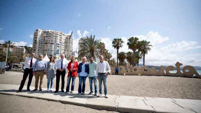 Francisco de la Torre junto a parte de su equipo y la consejera de Economía de la Junta de Andalucía, Carolina España, en la playa de La Malagueta.