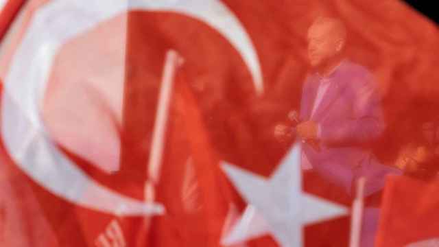 Detrás de la bandera de Turquía, el presidente  Recep Tayyip Erdogan se dirige a sus seguidores durante un acto de campaña de las elecciones presidenciales y parlamentarias, el pasado 7 de mayo.
