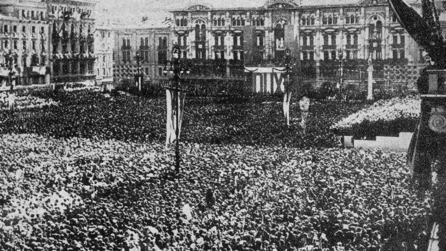 Benito Mussolini presenta las leyes raciales fascistas en el balcón del Ayuntamiento de Trieste, ante una multitud, el 18 de septiembre de 1938