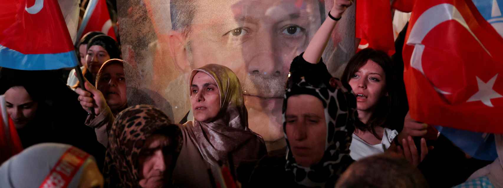 Los partidarios del presidente turco Recep Tayyip Erdogan y del Partido AK (AKP) ondean banderas en la sede del Partido AK en Ankara, Turquía.