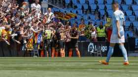 Piña de los jugadores del Valencia para celebrar un gol ante el Celta de Vigo