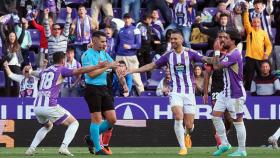 Los jugadores del Real Valladolid protestan al colegiado.