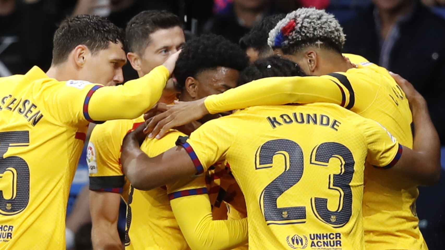 Los jugadores del Barça se abrazan en el primer gol.