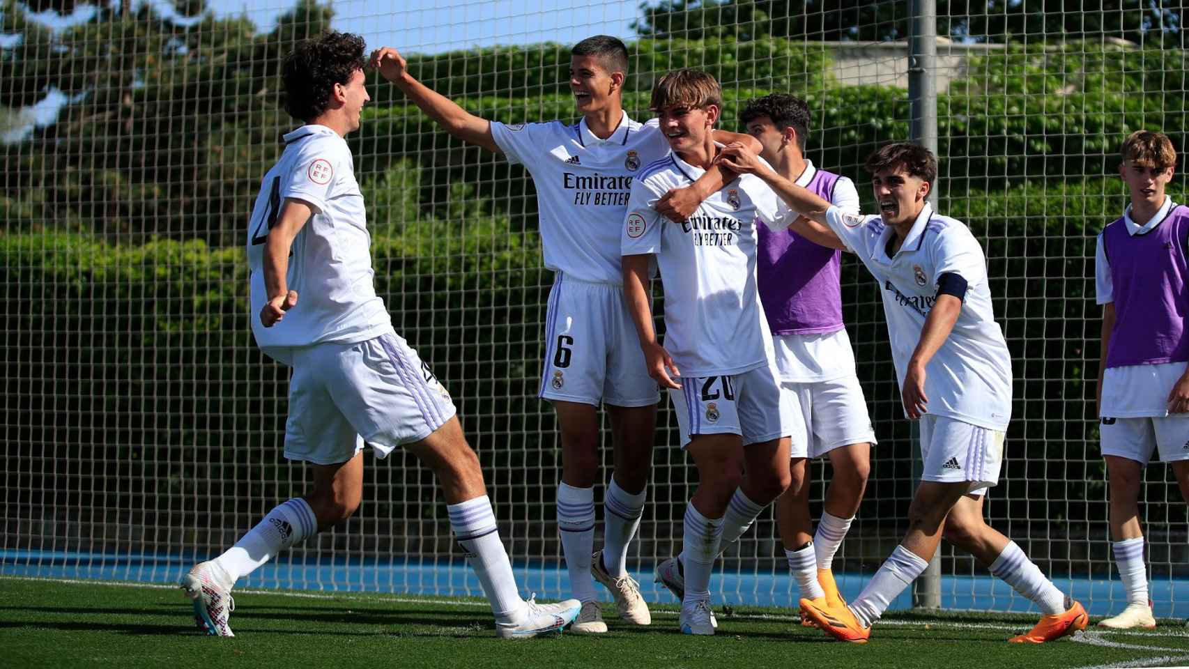 Los jugadores del Real Madrid juvenil celebran un gol.
