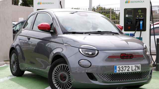 Un momento de la prueba del Fiat 500 eléctrico en la red pública de recarga de Iberdrola.