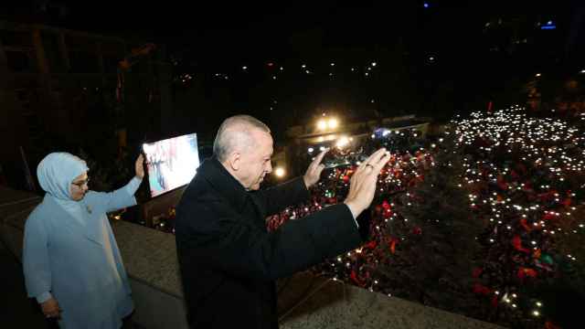 Erdogan y su mujer saludan a la militancia desde la sede de su partido este domingo
