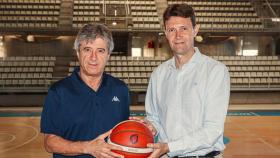 El pase de pelota formaliza la salida de Gallego, derecha, y el relevo de Adriasola.