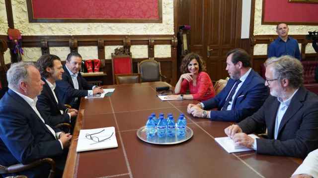 Imagen de la reunión de este lunes entre el alcalde, Óscar Puente, la ministra de Hacienda, María Jesús Montero, y el CEO de Inobat, Marian Bocek.