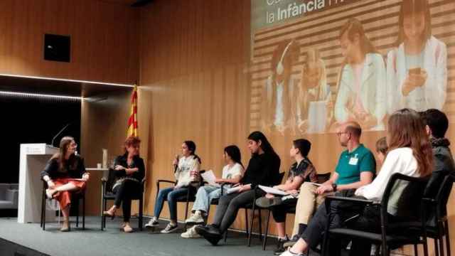 Debate entre niños y adolescentes catalanes en el marco de la elaboración de la Carta de Derechos Digitales de la Infancia y la Adolescencia de Cataluña.