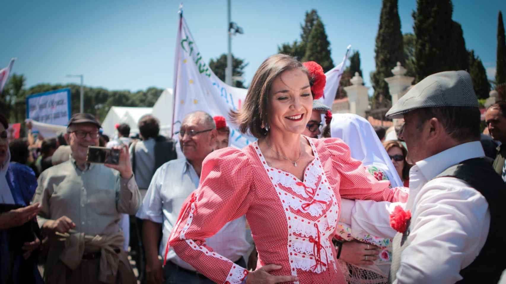 La candidata del PSOE al Ayuntamiento, Reyes Maroto, en la pradera vestida de chulapa.