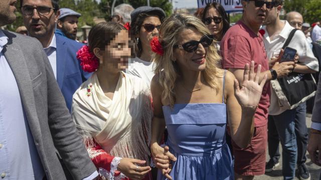 La vicepresidenta segunda del Gobierno y líder de Sumar, Yolanda Díaz (c) vista este lunes La Pradera de San Isidro on motivo de la celebración de la festividad del Santo.