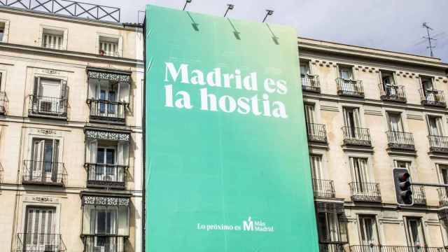 Lona con un eslogan de propaganda electoral para el 28-M de Más Madrid, en un edificio de la capital.