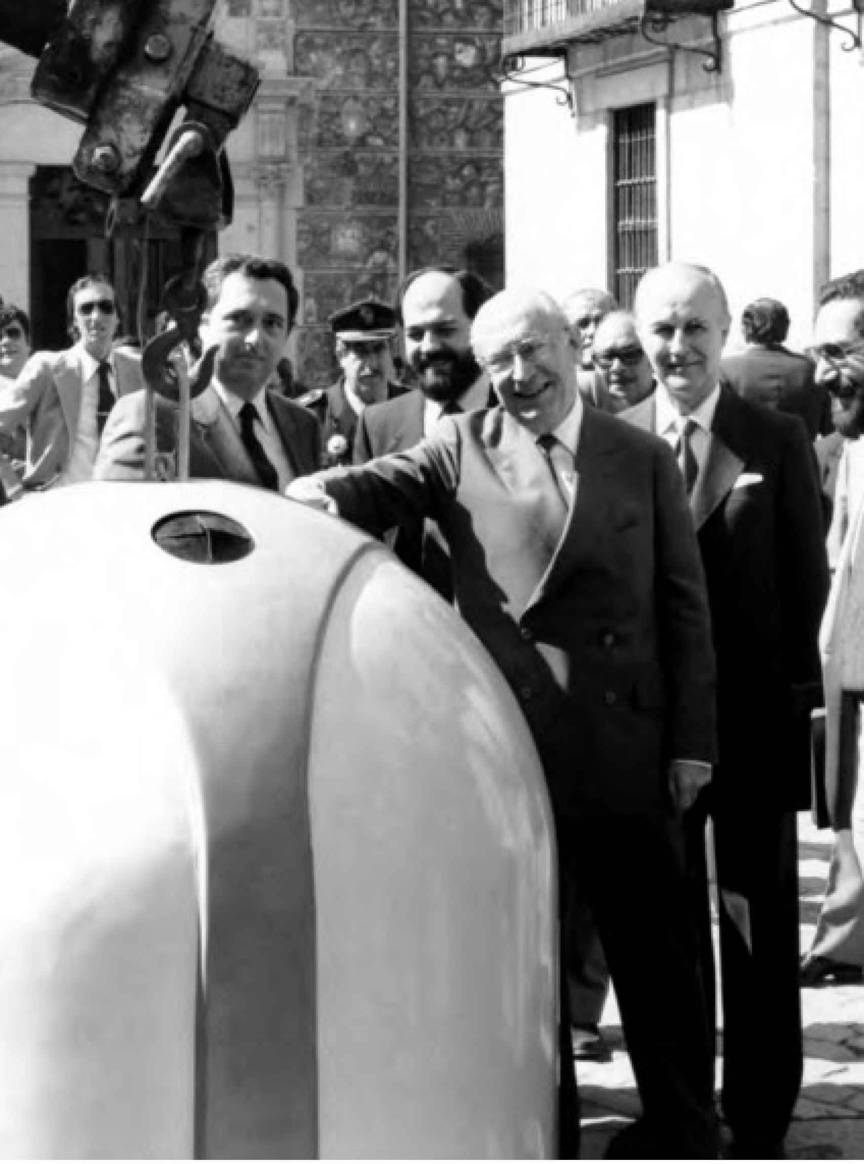 04/06/1981. El alcalde de Madrid, Enrique Tierno Galván, en la presentación de la primera campaña para el reciclaje de envases de vidrio promovida por ANFEVI.