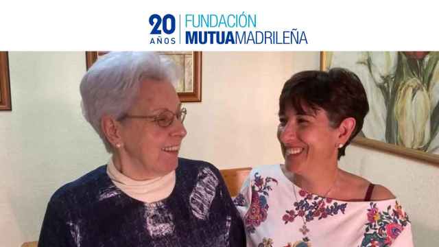 María (izq) y Alfonsi (dcha), la voluntaria que colabora para evitar la soledad en mayores.