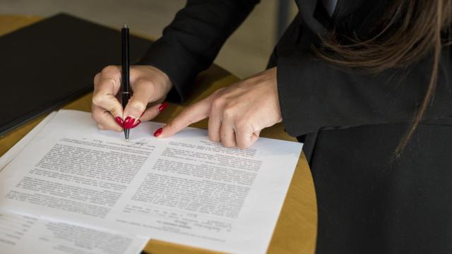 Una mujer realiza gestiones legales, en imagen de archivo.